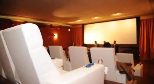 Poltrone in pelle e champagne per il nuovo cinema a 5 stelle