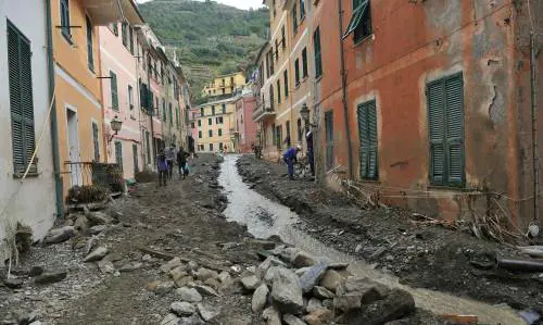 Lultimo affronto: la politica che specula sulla disgrazia