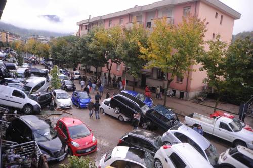 Alluvione, trovata a Cassana la settima vittima Pugni e fango contro il sindaco di Pontremoli