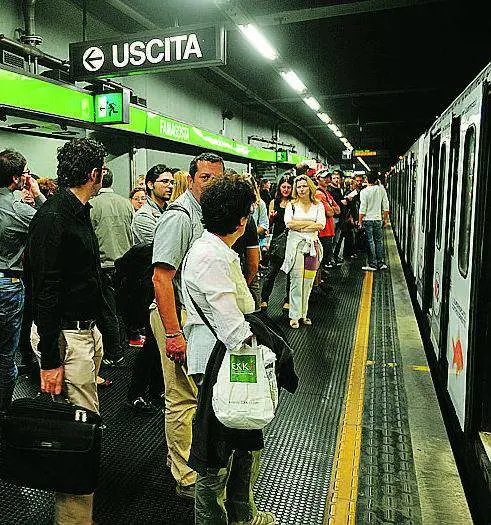 Metrò, 30mila pendolari in più. "Sarà come sui carri-bestiame"