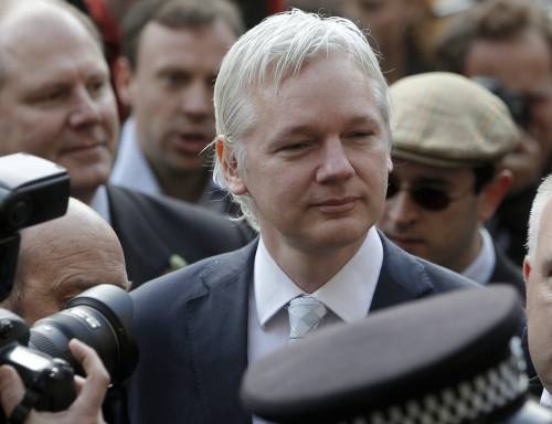 Assange perde l'appello sull'estradizione: 2 settimane per il ricorso alla Corte Suprema