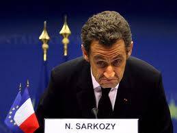 G20, per Nicolas Sarkozy la crisi non esiste? Penne e borse in dono a capi di Stato e consorti