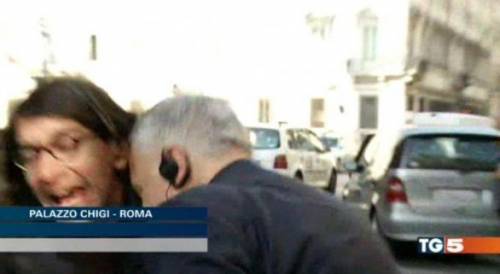 Il disturbatore Paolini "attacca" un giornalista ma si becca una testata