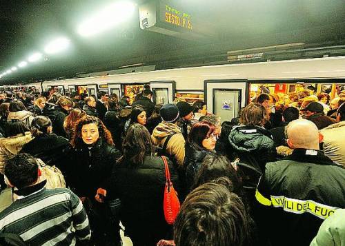 Metrò in tilt: treni fermi e caos nelle stazioni