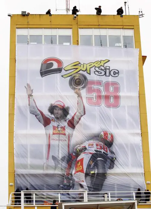 "Ciao Super Sic" Una parata di moto  per l'addio a Simoncelli