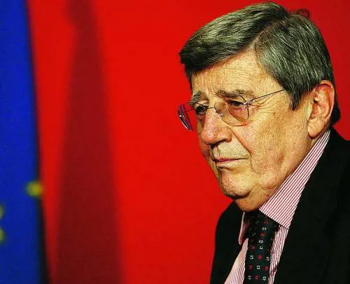 Il metodo Tarzan: invocare dimissioni ma tenersi la poltrona