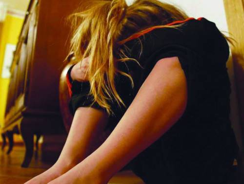Il ragazzo della sorella la stupra Lui nega: "Ho sbagliato persona"