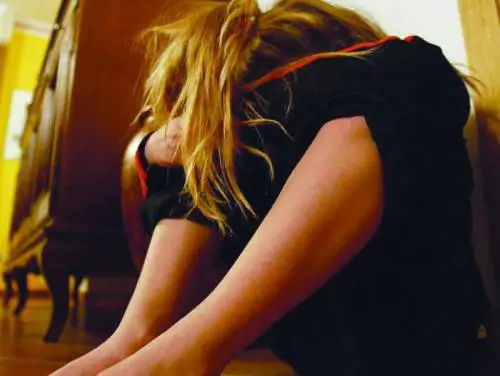Il ragazzo della sorella la stupra Lui nega: "Ho sbagliato persona"