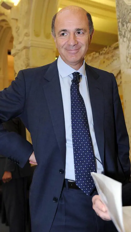 Intesa, lutile batte le attese del mercato