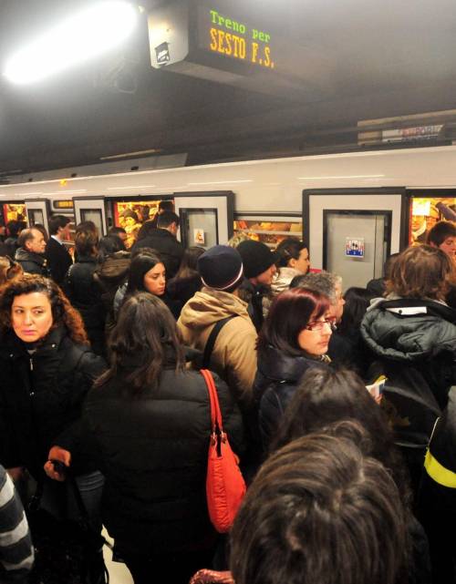 Atm, corsa all’abbonamento. "Scusate i disagi sulla Linea 1"