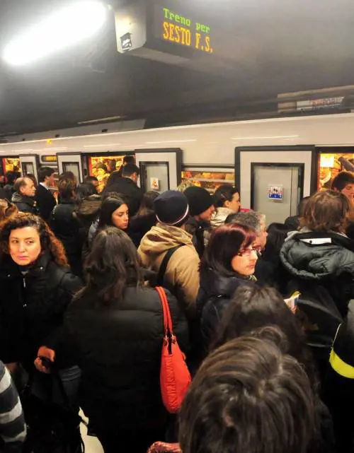 Atm, corsa all’abbonamento. "Scusate i disagi sulla Linea 1"