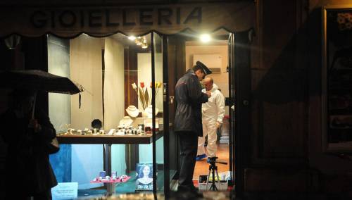 L’abbraccio tra i carabinieri eroi e il gioielliere ferito