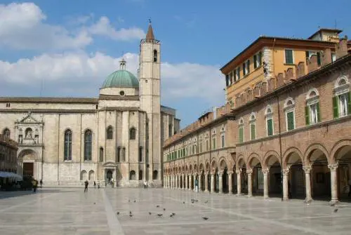 Ascoli, la città delle cento torri: terra di tartufi neri e alta cucina