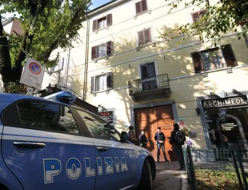 Prostituta muore in casa: caccia al cliente