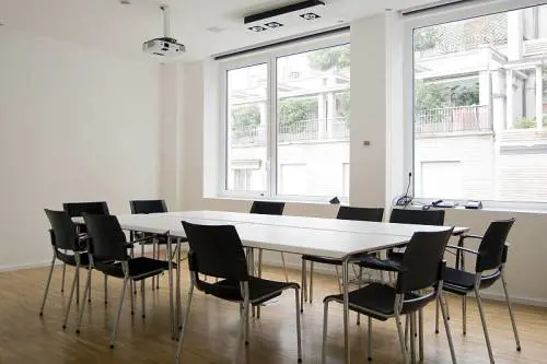 Al "Franco Parenti" di scena il temporary office