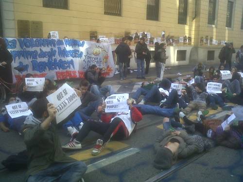 Studenti in piazza a Milano Blitz nella sede di Unicredit