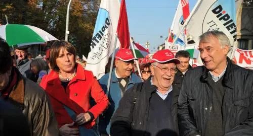 Il sindaco guida il corteo degli anti-berlusconiani che manda in tilt la città