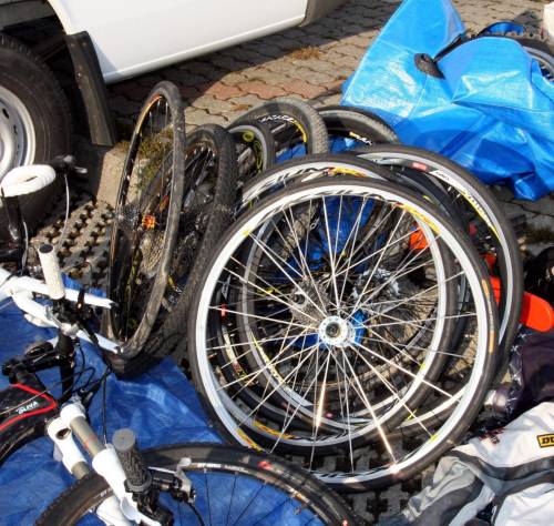 Blitz degli agenti a Cascina Gobba: arresti e sequestro di merce rubata