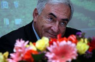 Dsk si mette a nudo  "Malato di sesso, mi curo"