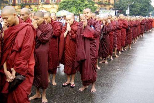 L'ultima mossa di Pechino Dare la pensione ai monaci