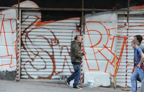 La città che non ha mai tempo per liberare le case okkupate