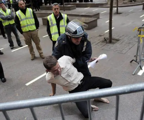 New York, la polizia sgombera laccampamento degli indignati