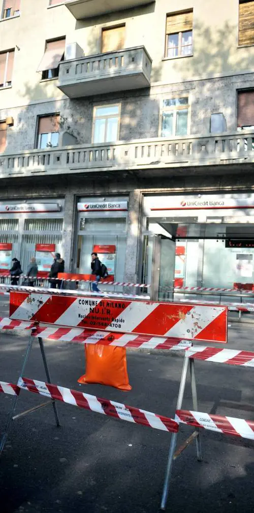 Colpita dal cornicione: grave una bimba