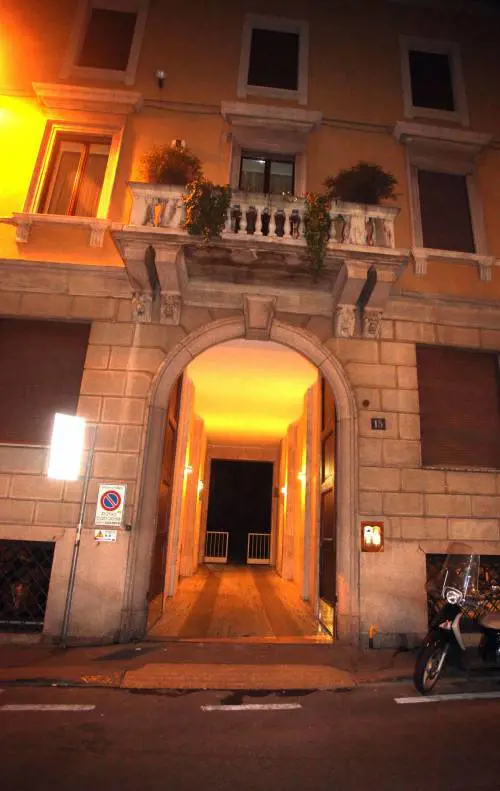 Sparatoria in farmacia Militare fuori servizio colpisce un rapinatore