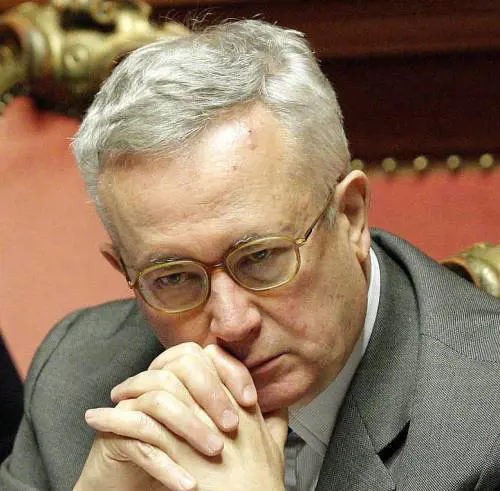 Una pioggia di smentite: niente soldi e favori