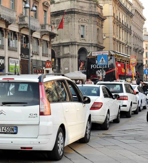 Polemica sulla stangata anche per i taxi: spunta la tassa sull’occupazione del suolo
