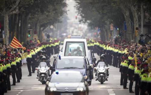 In papamobile senza cintura Un tedesco denuncia il Papa