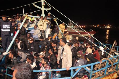 Immigrati, tragedia a Brindisi Si ribalta un barcone: 3 morti, si cercano i dispersi