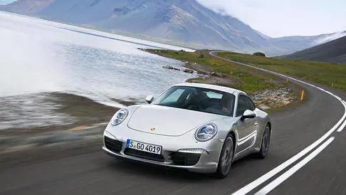 Nuova Porsche 911 Carrera 7 generazioni, stesso Dna