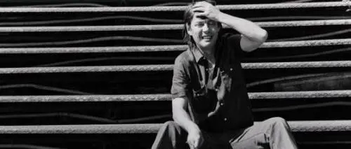 Il sogno di Dori Ghezzi trasforma la voce di Faber in una sinfonia