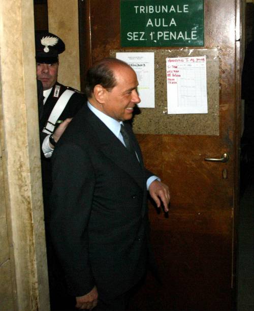 Berlusconi in aula per il processo Mills: "Una perdita di tempo"