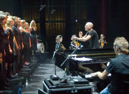 Il mega coro Scala & Kolacny batte tutti con un bignami rock