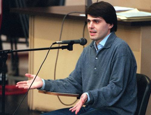 Scattone, Lotta Studentesca critica il prof: "Un assassino" Ma gli alunni lo difendono