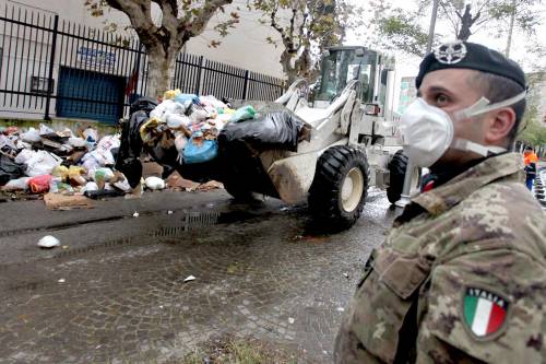 Clini sbugiarda De Magistris: l'esercito a Napoli per i rifiuti Dov'è finito il miracolo laico?