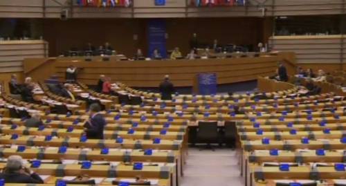 Draghi all'Europarlamento, ma l'aula è (quasi) deserta: alla Ue interessa la crisi?