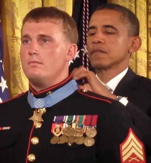 La strana guerra delleroe disoccupato per onore