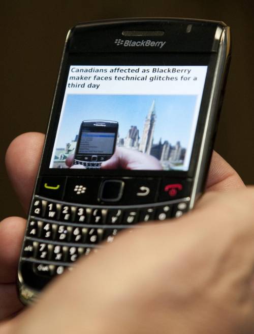 Blackberry racimola un miliardo di dollari. Ma nessuno la compra