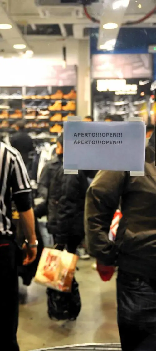 Tutti devono fare un passo indietro Via Montenapoleone dà lesempio