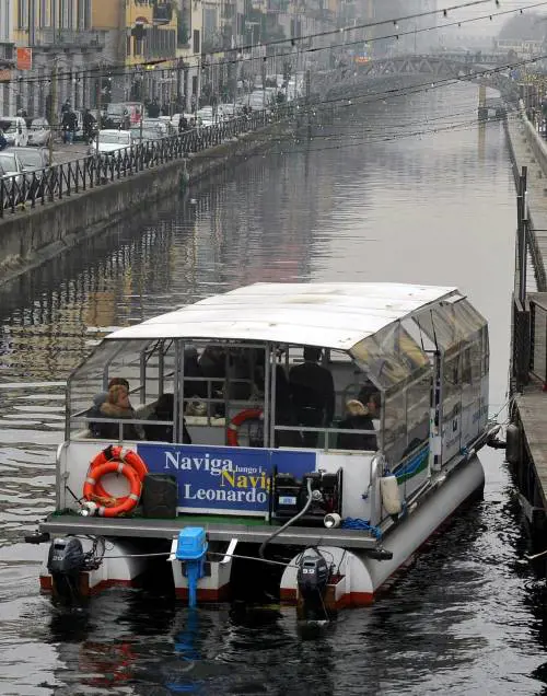 Pista del ghiaccio, abete bianco, motonave La Regione Lombardia invita a fare festa