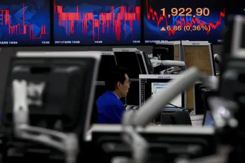 S&P spaventa l'Europa: Borse ancora in ribasso  Merkel: andiamo avanti