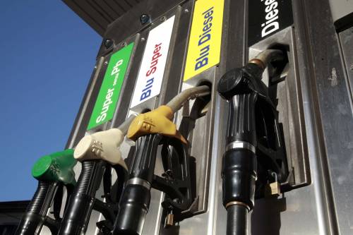 Stangata: aumentano subito benzina e diesel Monti: "Le pensioni la misura più sofferta"