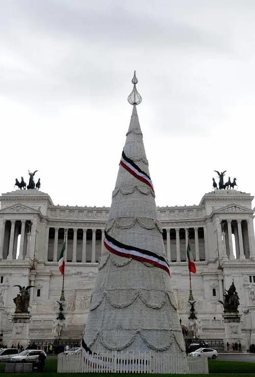 L’albero di Natale bipartisan: non piace a destra e a sinistra