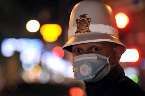 Lo smog molla, Pisapia no: a Milano tutti a piedi