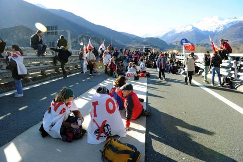 Val di Susa, tornano i NoTav Scontri e feriti tra gli agenti