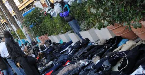 E i soliti abusivi presentano Genova ai turisti