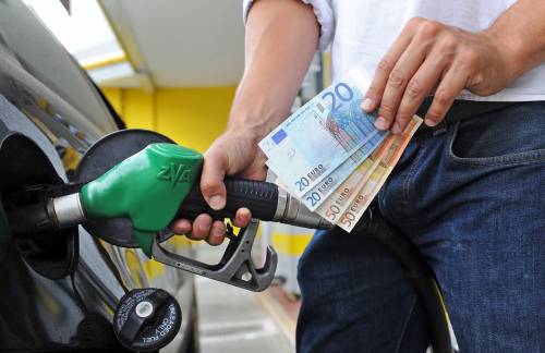 La benzina alle stelle: italiani in Svizzera per fare il pieno